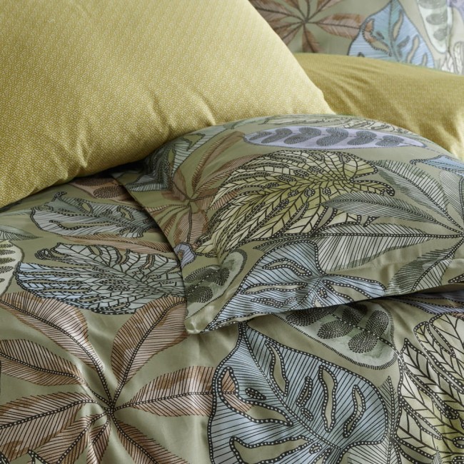 Pościel satyna bawełniana 160x200 w kolorze zielonym, ozdobiona dekoracyjnymi liśćmi w różnych odcieniach. Zestaw zawiera poszewki na poduszki w delikatny wzór. Produkt leży na płaskiej powierzchni, z widocznymi detalami faktury tkaniny.