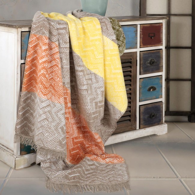  Bardzo ciepły, milutki w dotyku koc bawełniany w rozmiarze 150x200 cm w ciepłe kolory beżowy, pomarańczowy i żółty 