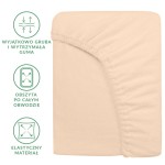 Prześcieradło frotte z gumką 200x220 w kolorze różu perłowego, leżące na białym tle. Zbliżenie na krawędzie z elastyczną guma, obszytą po całym obwodzie, ukazująca fakturę materiału.