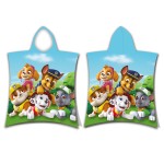 Ręcznik ponczo z kapturem 50x115 z motywem Psi Patrol, wykonany z miękkiego materiału. Widoczna z przodu kolorowa grafika z postaciami z bajki na tle błękitnego nieba.