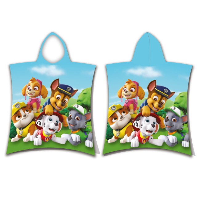 Ręcznik ponczo z kapturem 50x115 z motywem Psi Patrol, wykonany z miękkiego materiału. Widoczna z przodu kolorowa grafika z postaciami z bajki na tle błękitnego nieba.