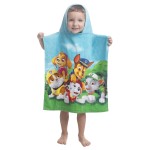 Ręcznik ponczo z kapturem 50x115 cm w błękitnym kolorze, z wizerunkami postaci z Psi Patrol. Produkt rozłożony, noszony przez dziecko, z kapturem. Na dole widoczna zielona trawa. Materiał frotte, przyjemny w dotyku.