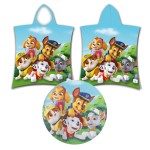 Ręcznik ponczo z kapturem 50x115 cm, w kolorze błękitnym, z grafiką bohaterów Psi Patrol. Ułożony leżąco, widok z przodu.