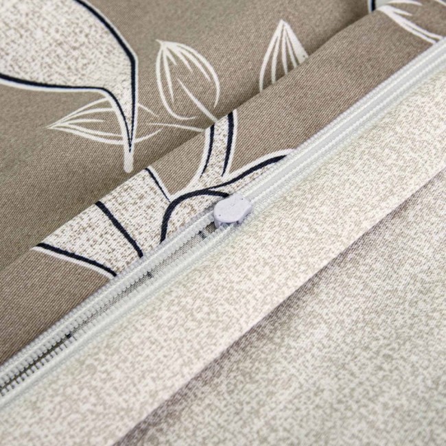 Brązowa pościel satynowa wykonana z bawełny, z dekoracyjnym kwiatowym wzorem. Ujęcie z góry, z widocznym zamkiem i fakturą materiału. Idealna do stworzenia eleganckiej aranżacji sypialni.