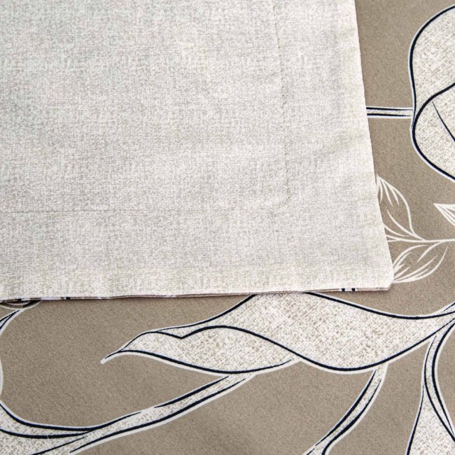 Pościel satyna bawełniana 160x200 Luxury Premium Vitale w brązowym kolorze z kwiatowym wzorem, złożona. Widoczny detal poszewki z jasnoszarym wykończeniem, z podłożonym wzorem w kwiaty, na jednolitym tle.