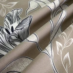 Pościel satyna bawełniana 160x200 Luxury Premium Vitale w brązowym kolorze z delikatnym kwiatowym wzorem. Materiał gładki, o subtelnej teksturze.