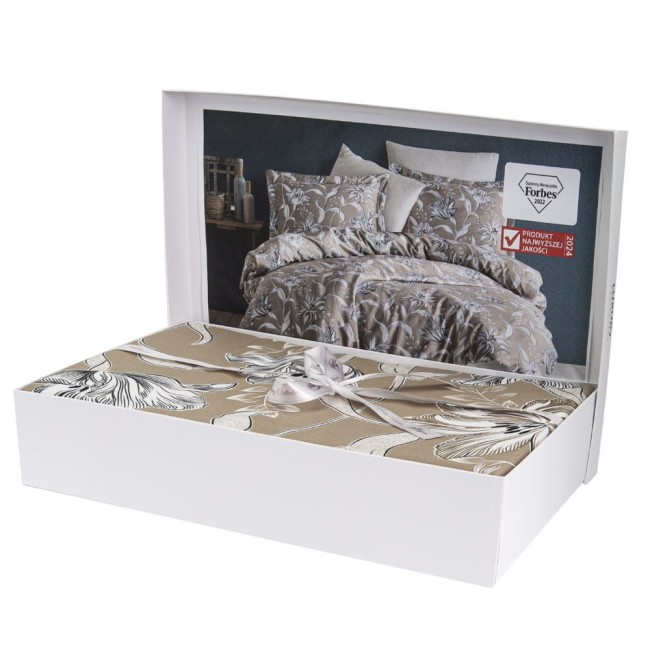Pościel satyna bawełniana 160x200 Luxury Premium Vitale w brązowe kwiaty umieszczona w gustownym opakowaniu z białą wstążką. Widoczna jest tkanina o delikatnym wzorze oraz eleganckim wykończeniu.