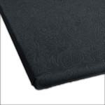 Prześcieradło żakardowe bez gumki w kolorze grafitowym o wymiarach 175x220 cm, leżące na płaskiej powierzchni. Materiał teksturowany z delikatnym wzorem roślinnym. Widoczny brzeg prześcieradła z zaokrąglonymi krawędziami. Tło białe.