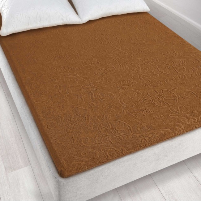 Prześcieradło żakardowe bez gumki w kolorze brązowym, o wymiarach 175x220 cm, leżące na spodniej stronie łóżka. Widoczny detal tekstury żakardowej, z subtelnym wzorem. Tło w jasnych odcieniach podłogi drewnianej, na którym znajduje się łóżko.