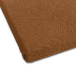 Prześcieradło żakardowe bez gumki w kolorze brązowym o wymiarach 175x220 cm. Zbliżenie na fakturę materiału, podkreślając delikatny wzór oraz krawędzie. Produkt leży płasko na jednolitym tle, eksponując jego gładką powierzchnię i elegancki wygląd.