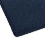 Prześcieradło żakardowe bez gumki w kolorze granatowym, o wymiarach 175x220 cm, z teksturowanym wzorem, leżące na białym tle, z widoczną, subtelną fakturą materiału. Produkt rozłożony w całości, bez dodatkowych akcesoriów.