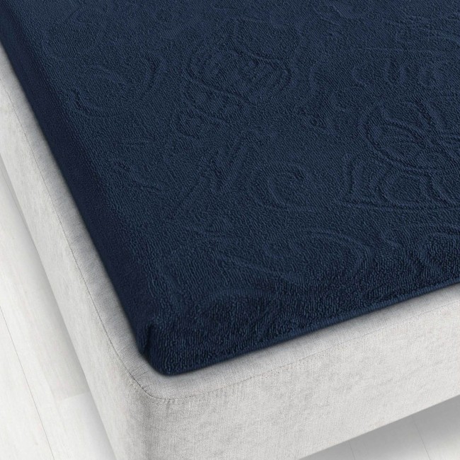 Prześcieradło żakardowe bez gumki o wymiarach 175x220 cm w kolorze granatowym, leżące na jasnej, tapicerowanej powierzchni. Widoczny detal tekstury żakardowej, nadający mu elegancki wygląd.