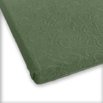 Prześcieradło żakardowe bez gumki w kolorze zielonym, o wymiarach 175x220 cm, z teksturowanym wzorem, leżące na białym tle. Zbliżenie na krawędź prześcieradła ukazuje jego fakturę i detal wzoru.