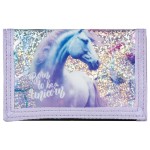 Portfel szkolny dla dziecka w kształcie prostokąta, z nadrukiem jednorożca na błyszczącym tle. Kolorystyka w odcieniach fioletu i srebra, z tekstem Born to be a unicorn. Złożony, z widocznymi detalami, takimi jak zaciski i obszycia. Na jednolitym tle.