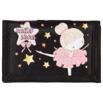 Portfel szkolny dla dziecka w kolorze czarnym z grafiką baletnicy i złotymi gwiazdkami. Ujęcie frontalne, produkt zamknięty, z prostym, jednolitym tłem. Widoczny napis ballet shoes oraz detale postaci baletnicy w różowej sukience.