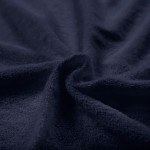 Poszewka frotte 40x40 w kolorze ciemnego granatu, o teksturze miękkiego materiału. Zbliżenie na fakturę tkaniny, ukazujące jej gęstość i sprężystość, leżąca na płaskiej powierzchni. Brak widocznych napisów lub logo.