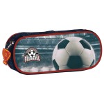 Czarny piórnik jednokomorowy z motywem piłki nożnej, widoczny frontalnie. Na przodzie znajduje się duża grafika piłki w kolorze białym i czarnym oraz napis FOOTBALL.