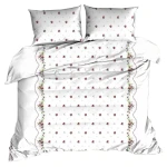 Pościel z kory 140x200 cm w kolorze białym, zdobiona subtelnym kwiatowym wzorem. Ułożona na łóżku w pozycji rozłożonej, z widocznymi dwoma poduszkami. Brzeg poszwy z ozdobnym wzorem. Tekstura kory zapewnia elegancki wygląd i funkcjonalność.