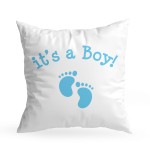 Poszewka 40x40 cm z białą tkaniną, z niebieskim napisem it's a Boy! oraz grafiką stópek. Produkt leży na płaskiej powierzchni, tło jest jednolite. Obraz skupia się na detalu tekstu i wzoru stóp, bez dodatkowych elementów.