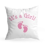 Poszewka o wymiarach 40x40 cm z białym pokryciem, z widocznymi różowymi stopkami i napisem it's a Girl! w różowym kolorze. Ujęcie frontalne, podkreślające graficzne elementy. Produkt leży na gładkim tle.