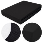 Prześcieradło jersey z gumką w kolorze czarnym o wymiarach 160x200, leżące na jasnym tle. Ujęcie frontalne, przedstawiające detale faktury dzianiny oraz elastyczną gumkę przy brzegach. Widoczny gładki, matowy materiał bez dodatkowych zdobień.