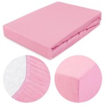 Prześcieradło jersey z gumką 160x200 w jasnoróżowym kolorze, leżące na białym tle. Oferuje detal związany z gumką mocującą oraz wizualizację krawędzi i faktury materiału. Widoczne zbliżenie na charakterystyczny brzeg, ukazujące gładką powierzchnię.