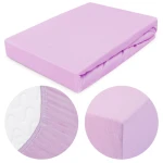 Prześcieradło jersey z gumką 160x200 w kolorze wrzosowym, leżące na białym tle. Zbliżenie na detal faktury materiału oraz gumkę, która zapewnia dopasowanie. Widoczne wszystkie krawędzie oraz gładka tekstura. Idealne do sypialni.