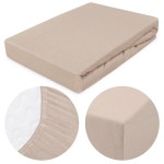 Prześcieradło jersey z gumką w kolorze beżowym, rozmiar 200x220 cm, leżące na białym tle. Zbliżenie na detal brzegów z gumką oraz teksturę materiału, wyraźnie widoczna gładka, sprężysta faktura dzianiny.