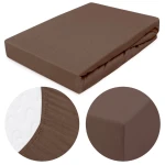 Prześcieradło jersey z gumką 200x220 w kolorze czekoladowym, leżące na płaskiej powierzchni. Widoczny zbliżenie na gumkę i detale tkaniny. Produkt o gładkiej fakturze, stabilnie utrzymujący się na materacu, idealny dla osób ceniących komfort snu.