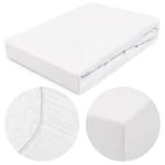 Prześcieradło jersey z gumką 60x120 w kolorze białym, złożone na prostokątnej powierzchni. Blisko widoczna faktura materiału oraz elastyczna gumka, która zapewnia dopasowanie. Krawędzie lekko zaokrąglone, tło jednolite.