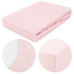 Prześcieradło jersey z gumką 90x200 w kolorze różowym, leżące na białym tle. Zbliżenie na detal gumki oraz teksturę materiału. Widoczny kwadratowy kształt brzegu, podkreślający elastyczność i łatwość zakupu.