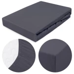 Prześcieradło jersey z gumką w kolorze antracytowym, rozmiar 160x200 cm, z gładką teksturą. Ułożone w pozycji leżącej. Widoczne detale, takie jak gumka na brzegach oraz strona biała od spodu, zdradzają funkcjonalność i łatwość zakupu.