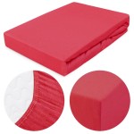 Prześcieradło jersey z gumką 40x90 w kolorze koralowym, leżące na płaskiej powierzchni. Zbliżenie na górną część oraz detale gumki; widoczna tekstura materiału. Krawędzie proste, wykonane z elastycznego jerseyu, zapewniającego dopasowanie do materaca.