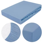 Prześcieradło jersey z gumką 80x160 w kolorze błękitnym, rozłożone, z widocznym gumowym wykończeniem. Zbliżenie na teksturę materiału oraz krawędzie, które podkreślają dopasowanie do materaca. Tło jednolite, co uwydatnia barwę i detale produktu.