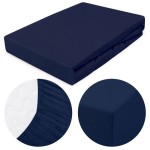 Prześcieradło jersey z gumką 180x200 w kolorze ciemnego granatu leży na białym tle. Zbliżenie pokazuje widoczną gumkę oraz teksturę materiału.