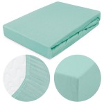 Prześcieradło jersey z gumką w kolorze jasnego turkusu, leżące na gładkiej powierzchni, pokazujące detale tekstury materiału. Zbliżenie na gumkę, zapewniającą mocne dopasowanie. Kształt prostokątny o wymiarach 90x200 cm.