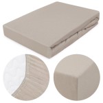 Prześcieradło jersey z gumką 140x200 w kolorze kakao, leżące na białym tle, z widocznymi detalami gumki i tekstury materiału, w zbliżeniu na rogi. Produkt nowy, łatwy do założenia na materac.