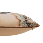 Poszewka dekoracyjna 43x43 cm w kremowym kolorze, z motywem motyli. Zbliżenie na bok poszewki, ukazujące delikatny materiał i ozdobną lamówkę w kolorze brązowym. Wzór motyli w odcieniach niebieskiego i brązu, wykonanie z tkaniny satynowej.