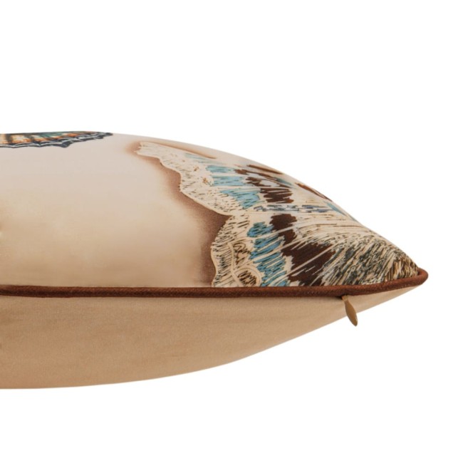 Poszewka dekoracyjna 43x43 cm w kremowym kolorze, z motywem motyli. Zbliżenie na bok poszewki, ukazujące delikatny materiał i ozdobną lamówkę w kolorze brązowym. Wzór motyli w odcieniach niebieskiego i brązu, wykonanie z tkaniny satynowej.