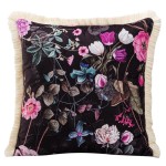 Poszewka dekoracyjna 43x43 cm w ciemnym kolorze z motywem fioletowych kwiatów. Produkt leży na białym tle, z frędzlami wzdłuż krawędzi. Wzór zawiera różowe róże oraz liście, prezentując bogaty kontrast i teksturę tkaniny.