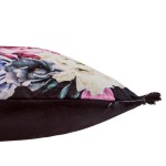 Poszewka dekoracyjna 43x43 cm w fioletowe kwiaty, z frędzlami na rogach. Widoczna z boku, ukazuje fakturę materiału. Tło zdjęcia jednolite, co podkreśla wzór i kolor poszewki. Produkt nowy, w stanie nienaruszonym.