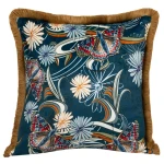 Poszewka dekoracyjna 43x43 cm w zielonym kolorze z nadrukiem kwiatów i motyli, wykończona frędzlami. Produkt leży na białym tle, ukazujący szczegóły wzoru oraz fakturę materiału. Idealna do aranżacji wnętrz.