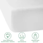 Prześcieradło satynowe z gumką 120x200 w kolorze białym leżące na gładkiej powierzchni. Widoczne detale to rogi z gumką, zapewniające stabilność. Tło neutralne, co podkreśla teksturę materiału. Idealne do eleganckich sypialni.