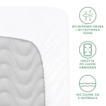 Prześcieradło satynowe z gumką 120x200 w kolorze białym, leżące na podłożu, z widoczną gumką obwodową. Guma jest wyjątkowo gruba i wytrzymała, co zapewnia stabilność na materacu. Na zdjęciu widoczne są ikony opisujące cechy produktu.