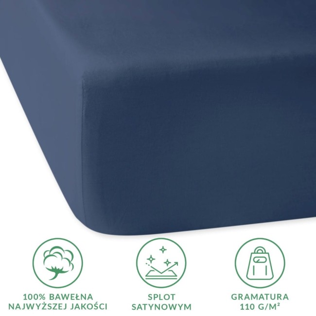 Prześcieradło satynowe z gumką w kolorze chabrowym, rozmiar 120x200 cm. Produkt leży na jednolitym tle, ukazując miękką fakturę tkaniny i imponujący połysk. Widoczna gumka zapewniająca stabilne dopasowanie. Wysoka jakość materiału.