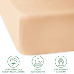 Prześcieradło satynowe z gumką 120x200 w jasnym beżu, wykonane z 100% najwyższej jakości bawełny. Produkt leży na jednolitym tle, ukazując jego gładką fakturę i elastyczną krawędź. Widoczne symbole dotyczące gramatury i materiału.