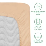 Prześcieradło satynowe z gumką 120x200 w kolorze jasnego beżu, leżące na materacu. Widoczna elastyczna guma obszyta po całym obwodzie, gwarantująca stabilność. Zbliżenie na teksturę tkaniny oraz detale, takie jak grubość gumy.
