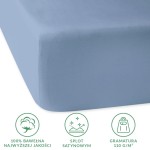 Prześcieradło satynowe z gumką 120x200 w kolorze błękitnym, rozłożone na białym tle. Widoczne wykończenie gumki oraz gładka, błyszcząca faktura materiału. Zgniatanie krawędzi wskazuje na elastyczność tkaniny, co sugeruje dopasowanie do materaca.