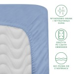 Prześcieradło satynowe z gumką 120x200 w kolorze błękitnym, leżące na białym tle. Zbliżenie na narożnik z widoczną gumą zabezpieczającą. Tkanina ma gładką fakturę, z opisami dotyczącymi wytrzymałości oraz funkcji obsztytu.