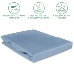 Prześcieradło satynowe z gumką w kolorze błękitnym, leżące na jasnym tle. Wykonane z delikatnego i gładkiego materiału, rozmiar 120x200. Produkt rozłożony, ukazujący jego miękką fakturę i elastyczną gumkę, co podkreśla funkcjonalność.